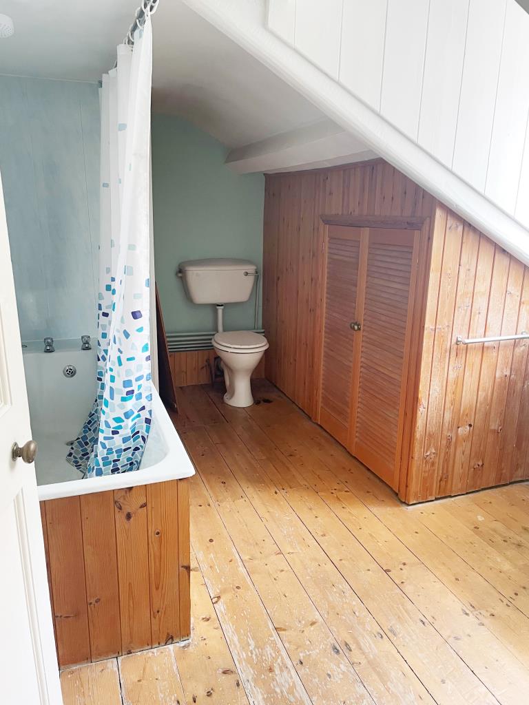 Lot: 47 - TOWN CENTRE COTTAGE FOR IMPROVEMENT - Photo of bathroom